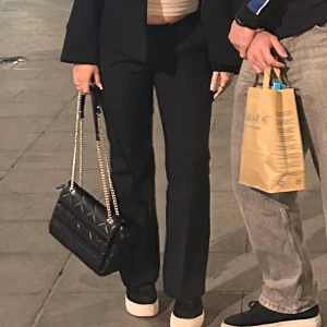 Petite byxor - Lågmidjade Vera kostymbyxor i petite med slits från Bikbok. Är 153 cm.