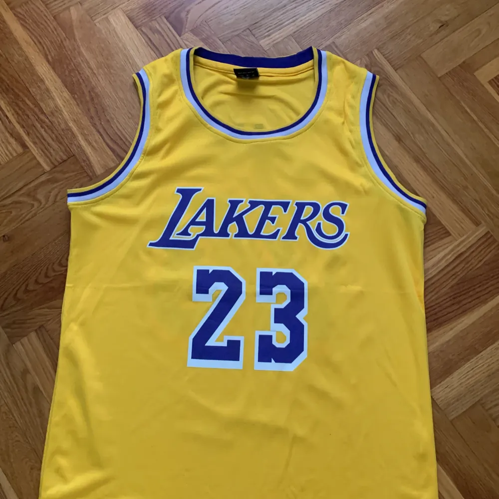 Säljer min Lebron James Lakers tröja för 250kr, väldigt bra skick, 9/10. Aldrig använt den, storlek L men passar också för M. Sport & träning.