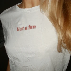 ”Not a fan” tee  - Egentryckt t-shirt. Går att tvätta. 