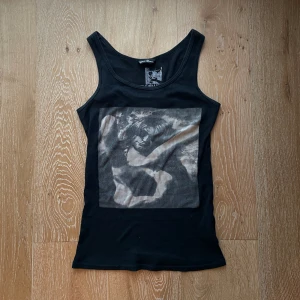 Hysteric Glamour linne - linne från japanske hysteric glamour. den er ribbed, og vil passe en storlek s-m. med bilde av Kurt Cobain og på baksiden et utdrag fra nirvana sin dive. one of a kind