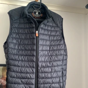 Save the duck vest - Säljer nu min stiliga save the duck vest Skick 9/10 Strlk M Nypris ca 1000 mitt pris 350 Hör av er vid eventuella funderingar⚜️ 