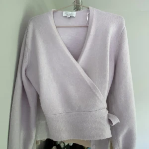 Knytbar topp - En jättesnygg somrig knytbar topp som är använd 1-2 gånger och säljer då jag aldrig använder den💕 nypris 600kr och pris kan diskuteras💕😊