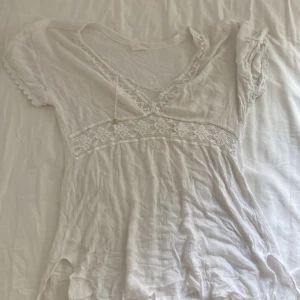 Vit blus - Nyköpt från någon secondhandbutik i stan men är tyvärr för stor på mig. Den har en liten fläck på magen fast den är knappt synlig.