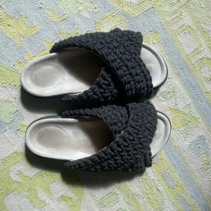 Inuikki tofflor  - Säljer mina svarta inukki tofflar, storlek 39. I nyskick då jag endast har använt dom 1 gång. Köpte dom för 2 800kr säljer så billigt då jag håller på att flytta och vill rensa ut saker