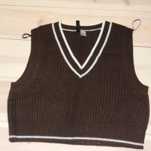 Brun väst - Säljer denna fina bruna väst då den inte kommer till användning🤎. Färgen på västen stämmer inte riktigt på det första och andra fotot, där är den mycket mörkare, på sista fotot är som i verkligheten. Använd väldigt sällan, och därav i nyskick💛