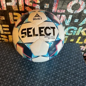 Fotboll - En riktigt bra fotboll från select. Köpte den på unisport i vintras men har bestämt mig för att sluta i fotboll. Nypris-1400kr. 