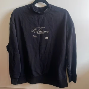 Tjocktröja - Haft hemma några gånger men fortfarande fin skick. Märket collusion. Sitter oversized