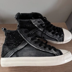 Sneakers  - HELT NYA skor från zara i stolek 38. Säljer då dem var för stora och därmed aldrig använts av mig💘