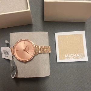 Michael Kors Klocka roséguld - MK4400 En roséguld färgad Michael Kors klocka med stenar på, fungerande samt jättefin. Oanvänd, plast på.  