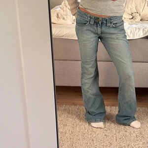 Lågmidjade jeans - Lågmidjade bootcut jeans. Midjemåttet är 39cm och innerbenslängen är 77cm. Enda defekten är en liten slitning vid foten som visas i bild 3. 💕💕