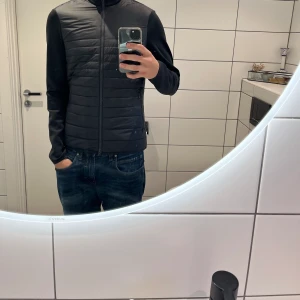 J.Lindeberg jacka - Säljer min fina J.Lindeberg Jacka som är använd Max 3 gånger.  Storlek S men passar också som M.(jag är 187 lång) Det är en ”Hybrid” Jacka som köptes i J.Lindebergs egna butik i Göteborg. Färgen är mörkblå om man inte ser på bilderna.