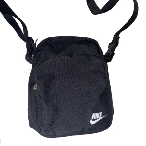 Nike axelväska  - Nike axelväska i bra skick.