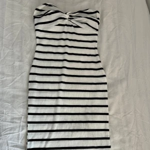 Tub klänning  - Använd 1 gång, den är i väldigt bra skick. Skriv om ni har fler frågor!😊