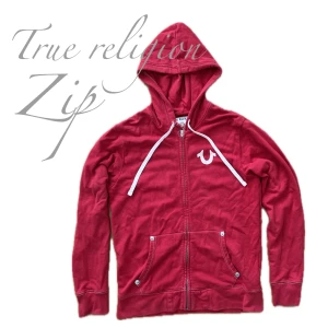 True religion hoodie - Röd True religion ziphoodie i mycket fint skick.  Strl L men sitter nog mer som en M.