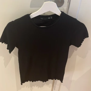 Svart tröja - Säljer denna svarta t shirt ifrån lager 157 i bra skick💓