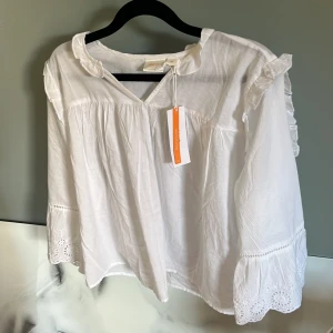 Blus - Jättefin blus från Gina Young. Aldrig använd, har lappen kvar. Nypris 249💕