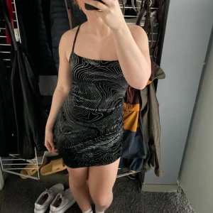 Svart glittrig klänning - Såå snygg festklänning från h&m, endast använd 1 gång🤌 Säljer pga att den inte kommit till användning.