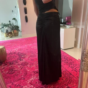 Lågmidjad maxikjol med scrunch  - Lågmidjad Maxikjol med scrunch i M, satinmaterial 