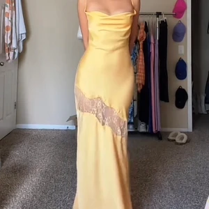 Gul långklänning i siden/satin - Säljer denna sjukt vackra klänning från meshki! Nypris 1433kr. Perfekt som midsommarklänning, på date night eller bal💛 Helt oanvänd! Orginalförpackning medföljer.