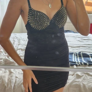 Fest klänning - Säljer denna tights fest klänning I storlek M