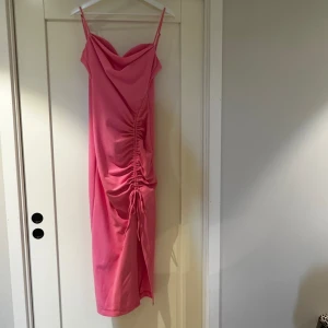 rosa zara klänning  - Jätte fin rosa zara klänning som endast är en använd en gång🩷
