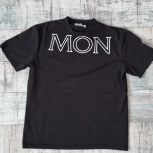 Fet moncler tröja  - Bra skick använts några gånger. Storlek L