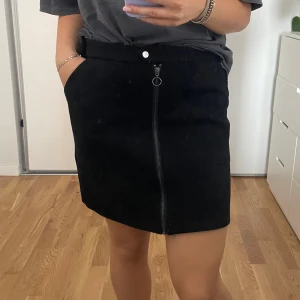 Kjol - Kjol i mocka från Jacqueline de YOUNG. Storlek M