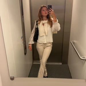 Zara blus - En skit snygg zara blus som jag älskar men dras inte till den lika ofta som jag gjorde innan💕 Den sitter perfekt och passar till alla tillfällen💕