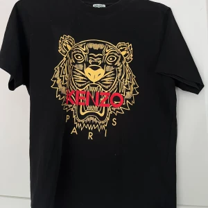 Kenzo t-shirt - Svart t-shirt från Kenzo med gult och rött tryck. Nästan oanvänd och i mycket bra skick.