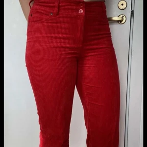 Klarröda manchesterbyxor - Klarröda manchesterbyxor från Claire.dk Aningen utsvängda och sitter ganska låg midjat. 