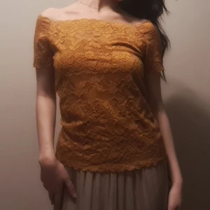 Off shoulder top - Säljer min fina spets topp från Amisu. Strethight tyg så passar storlek xs-s. 
