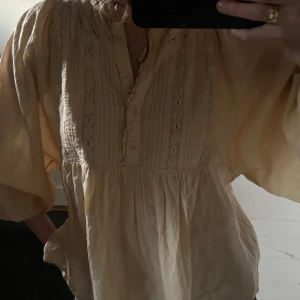 Blus - Aprikos färgad blus från Gina, fint skick! 