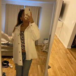 Jeansjacka - Fin jeansjacka från Gina. Den är storlek S men den sitter rätt oversized så fungerar även om man har någon storlek större. 