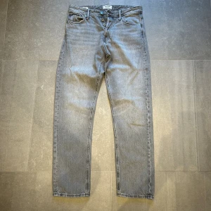 Jack and Jones jeans - Säljer nu dessa gråa Jack and Jones jeans. De är i passformen loose i storlek 30:32. De matchar till nästan allt! De har ett litet hål på bakfickan! Om du har några frågor eller funderingar är det bara att höra av dig! Pris kan diskuteras!