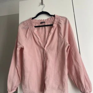 Rosa blus  - Jätte söt rosa blus från Zara som köptes i höstas. Använd 2-3 gånger så i nyskick. Storlek Xs men passar absolut en S.💕