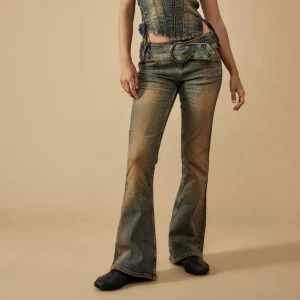 Lågmidjade jeans - Säljer de snyggaste lågmidjade utsvängda jeansen med coolaste tvätten och medföljande skärp, som även går att ta av💕 Nyskick!! Endast använda 1 gång