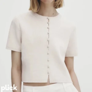 SÖKER❣️❣️ - Söker denna Massimo dutti koftan i storlek xs-s ❣️❣️🥰🥰 har letat sååå länge men hittar it❤️❤️ kontakta mig om ni säljerrr