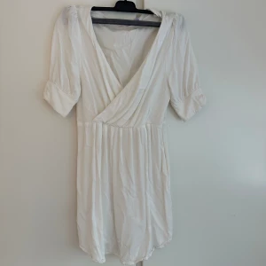 Klänning - Superfin somrig klänning från rules by mary, skicket är super fint💚  Köparen betalar för frakt🚛💕