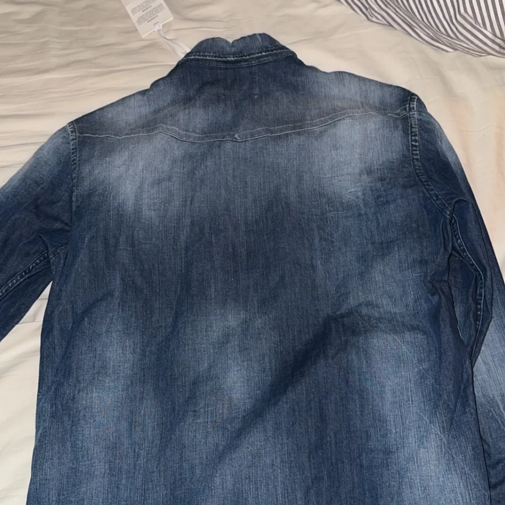 Säljer min dondup jeansskjorta aldrig använd endast testad, köpt på nk i Göteborg för drygt 8 månader sedan lappen sitter kvar. Säljer den endast för de är inte min typ av stil längre Skick 10/10 Storlek S Nypris 2799. Skjortor.