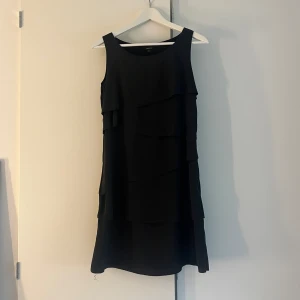 Volang klänning  - Gullig svart volang klänning perfekt till sommaren 