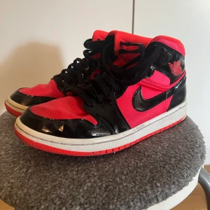 Röda jordan air 1 retro - Säljer mina röda jordan air 1s retro high. Knappt använda, inga defekter. Storlek 40, 500kr + frakt💞 Skriv för fler bilder!