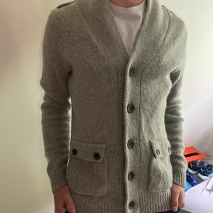 Cardigan  - Tjena! Säljer denna snygga cardigan, toppen skick! Tveka inte att höra av er vid minsta fråga eller fler bilder🤝