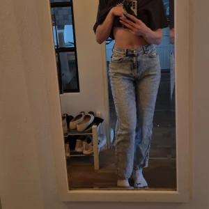 Ljusblå jeans - Väldigt ljusblå färg och så skönt material Mjukt jeanstyg som är stretchigt så passar många kroppstyper Lite korta för mig och jag är 170cm