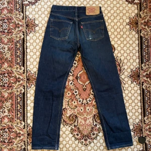 Levis 501 - Levis 501 W30 L32 I bra skick  Lite slitage på höger ficka  Slim straight fitt