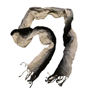 Sjal  - Silvrig/svart, glittrig sjal i 2000-tal stil🪩🩶✨✨ Skriv privat vid intresse eller frågor🫶🏻 Det går även bra att använda köp-nu funktionen😊