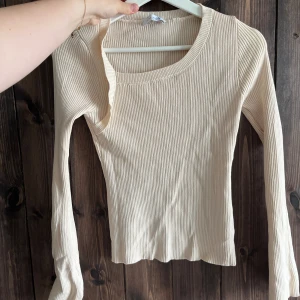 Topp från design by si - Söt beige topp från design by si, helt ny och köpt för några veckor sedan🩷jättesöt och perfekt nu till sommaren