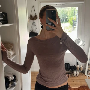 Långärmad topp - Har den i både vit och svart men detta va tyvärr inte riktigt min färg bara:/ jätte fin tröja annars 