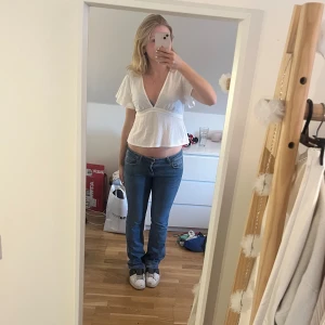 Jeans - Säljer dessa superfina blåa low waist bootcut jeansen från zara i storlek 36. Jag är 169 och dom sitter perfekt i längden💕