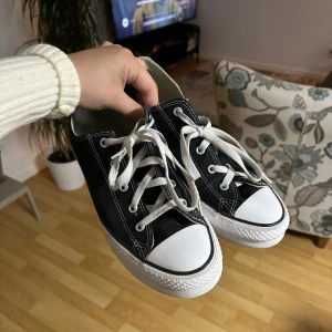 Converse All stars Svarta - Säljer mina converse all stars som är i perfekt skick, bara all stars märket där bak som är lite utsuddat! Vid stort intresse kan jag sänka priset!
