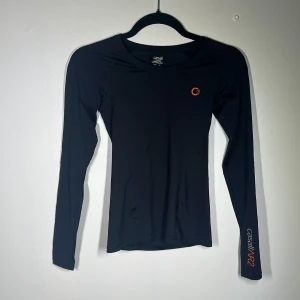 Casall compression long sleeve  - Aldrig använd  Nypris i butik nu 900 Den är mörkblå/svart  Har passande korta byxor till också för intresse